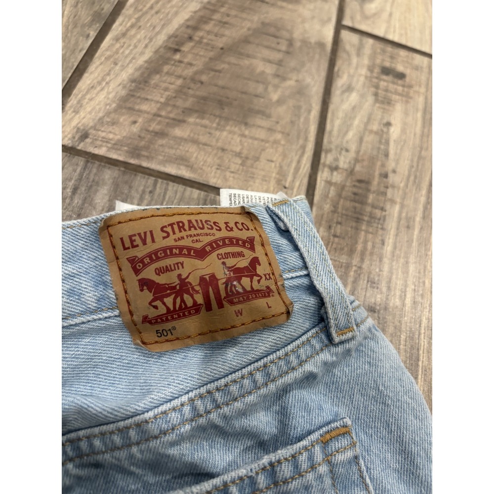 Levi's 501 Women's Distressed Light Wash Denim Jean Shorts Cut Off Raw Hem Size - Picture 3 of 4